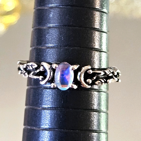 Elegant Silver Moonstone Ring - Picture 5 of 8